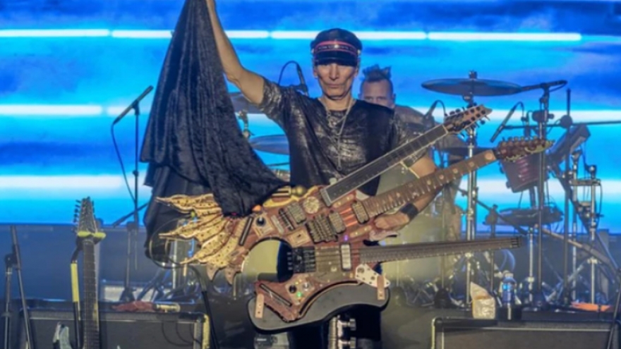 American guitarist Steve Vai steals Inviolate World Tour show in HCM City